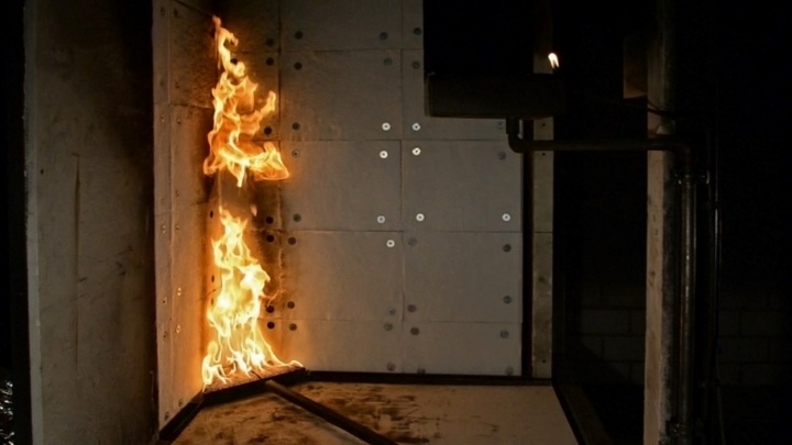 Testanordnung zum Brandverhalten von Baustoffen                                                            