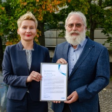 Dr. Magdalena Speicher und Rudi Scheck erhalten den Metallographie-Preis 2021