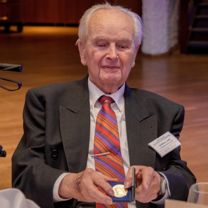 Prof. Karl Kußmaul mit der Carl von Bach-Medaille in Gold